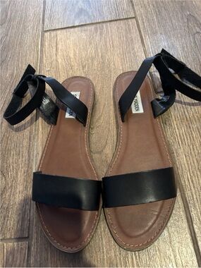 Steve Madden Dairr Ankle Strap Flat Sandals Women’s 9.5 Black Casual Summer